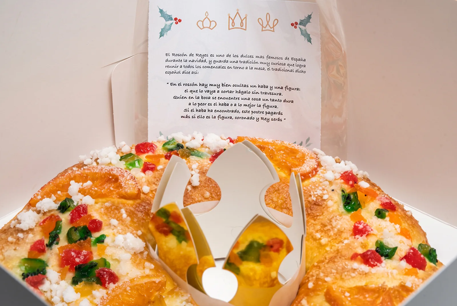 Roscón de Reyes in Florida Handmade Roscón de Reyes with bakery sugar in its box, with the paper crown and the card with the traditional Three Kings rhyme